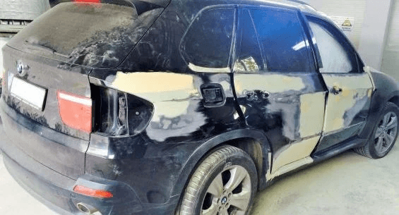 Vehicul aflat în atelier pentru o intervenție la caroserie